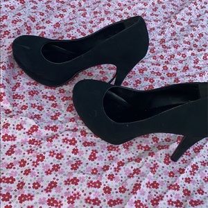 Black platform round toe suede heel